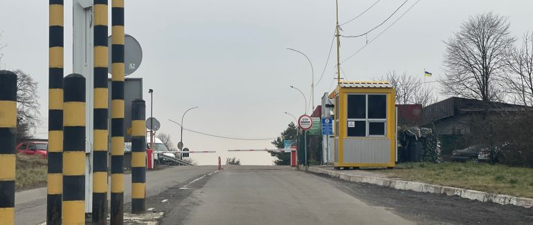 На КПП «Ужгород – Вишнє – Нємецьке» спрямовуватимуть легкові авто на вантажний напрямок на виїзд з України: відомо причину