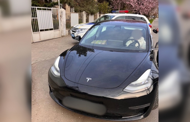 На Закарпатті покарали водійку Tesla, яка ледь не збила дитину на переході