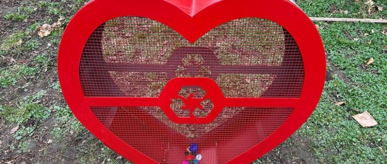 В Ужгороді демонтують нещодавно встановлене еко-серце