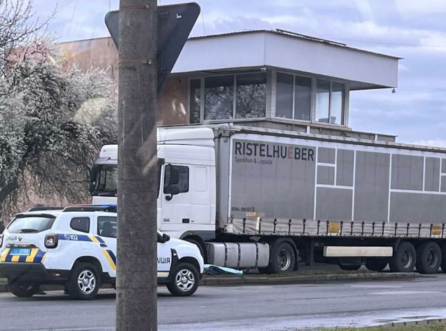 У Мукачеві на узбіччі дороги раптово помер чоловік (ОНОВЛЕНО)