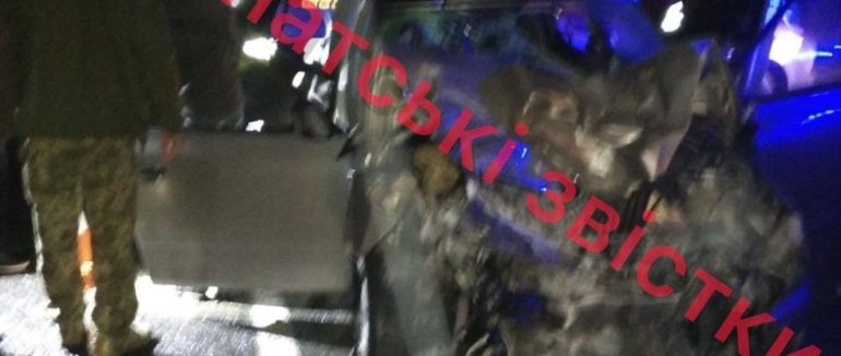 Поблизу блокпосту “Нижні Ворота” фура зіткнулася з легковиком: є жертва та травмований – соцмережі (ВІДЕО)