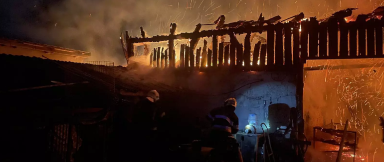 Власники спали поки їхня надвірна споруда горіла: рано вранці на Тячівщині рятувальники приборкували вогонь