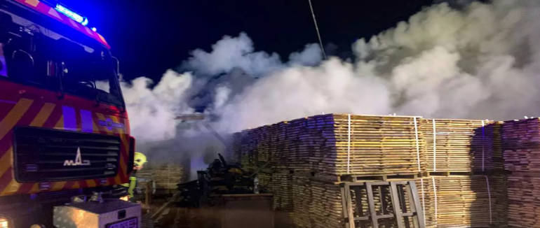 На Мукачівщині горіло деревообробне підприємство