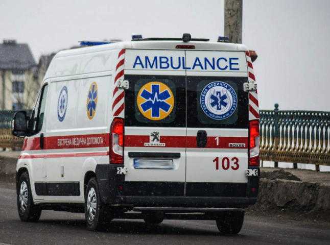 Закарпатка народила п’яту дитину у “швидкій”, біля пологого будинку