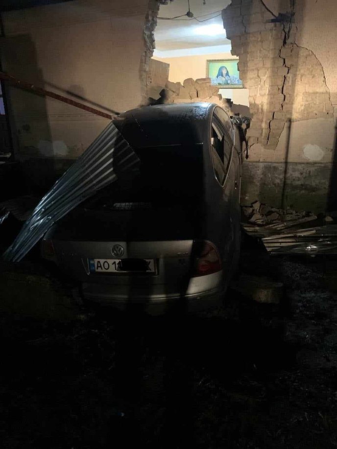 Ввечері на Мукачівщині легковик в’їхав у будинок та зніс стіну (ВІДЕО)