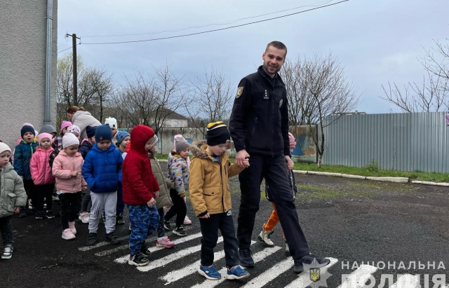 На Мукачівщині поліцейський навідався до дитсадка