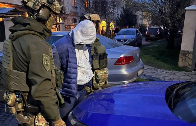 Намагався задавити копів: у Мукачеві затримали наркоторгівця