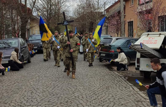 У Берегові попрощалися із захисницею Ольгою Бізілею, яка трагічно загинула у ДТП