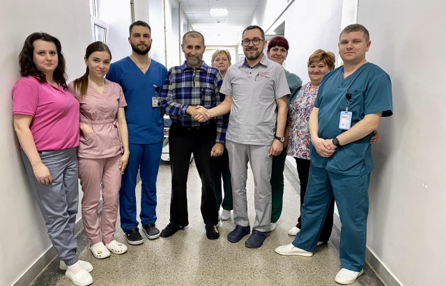 Мукачівські лікарі врятували життя чоловіку з сильною колото-різаною раною