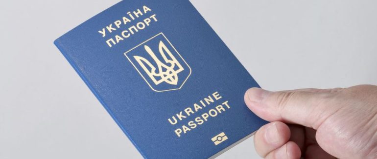Як оформити закордонний паспорт українцям під час війни: куди звертатися