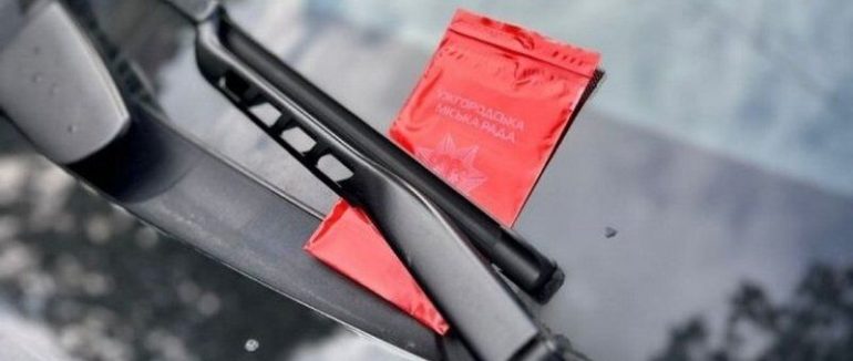 В Ужгороді в оригінальний спосіб виписують штрафи за порушення правил паркування