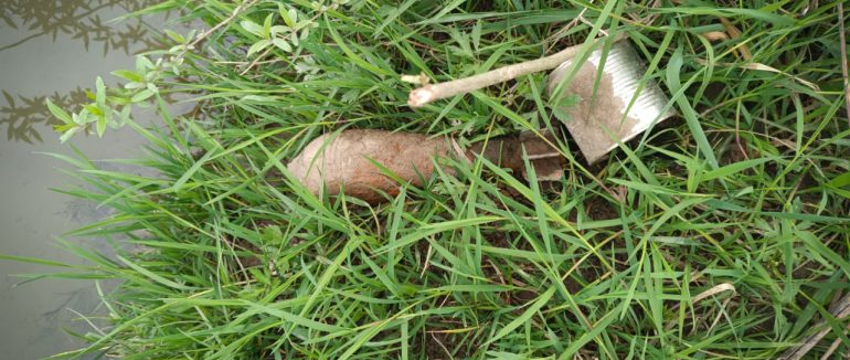 Під час прибирання біля каналу в Ужгороді виявили стару міну