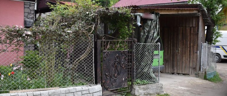 3-є закарпатців у масках вдерлись у будинок пенсіонерки, зв’язали її та пограбували