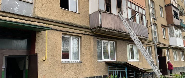 П’ятьох людей евакуювали, одна – загинула: у Мукачеві вирувала пожежа у п’ятиповерховому будинку