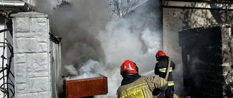 В Ужгороді загорання сміття на вулиці ледь не призвело до масштабної пожежі