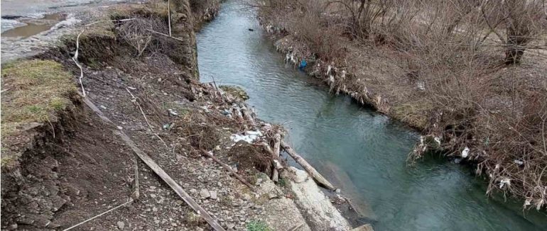 На Закарпатті внаслідок негоди залишаються аварійними 18 ділянок доріг місцевого значення