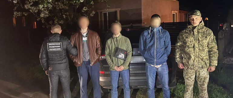 Закарпатські прикордонники затримали “ухилянта” і переправника, які намагалися втекти на авто