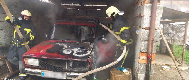 У Хустському районі зайнявся автомобіль у гаражі