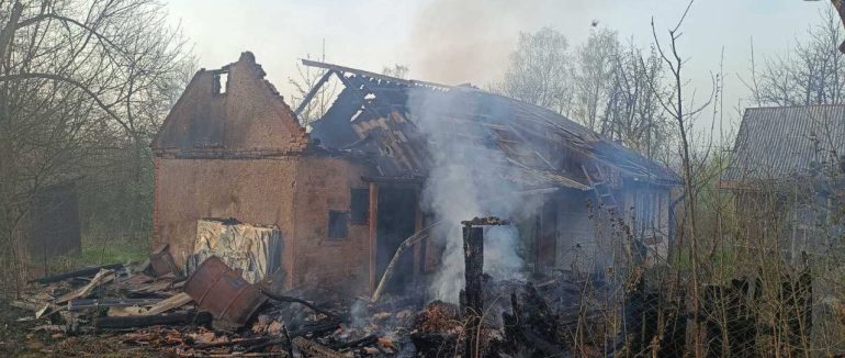 У Тячівському районі внаслідок займання сухої трави ледь не згоріла надвірна споруда та житловий будинок
