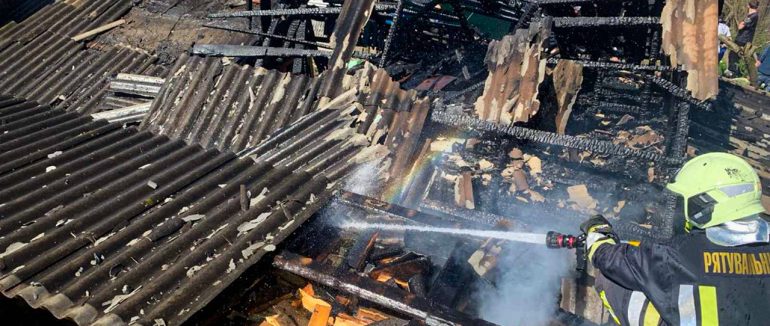 Вогонь перекинувся до сусідів: на Рахівщині рятувальники ліквідовували пожежу у двох домогосподарств