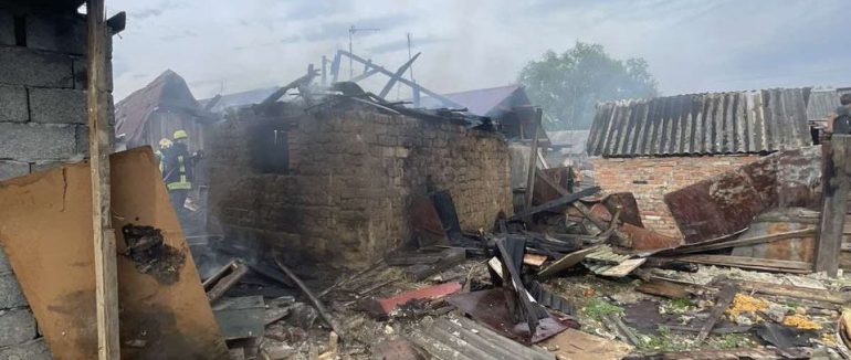 На Мукачівщині рятувальники ліквідували загоряння двох надвірних споруд