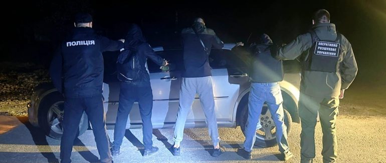 На Закарпатті затримали двох переправників разом з “клієнтами”