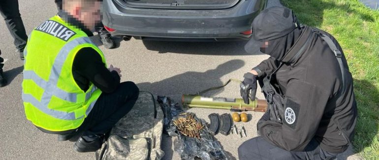 На Мукачівщині обрали запобіжні заходи двом чоловікам, у яких знайшли гранати, пістолет та боєприпаси
