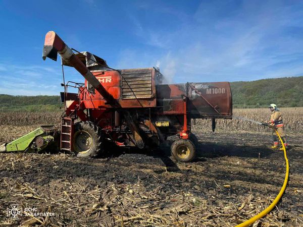 На Тячівщині під час роботи у полі зайнявся сільськогосподарський комбайн