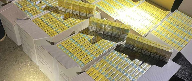 Закарпатські прикордонники зупинили мікроавтобус з 10 ящиками безакцизних сигарет