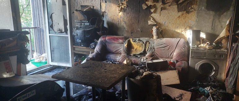 Пожежа в Ужгороді: чоловік вибив скло на вікні й поранився осколками