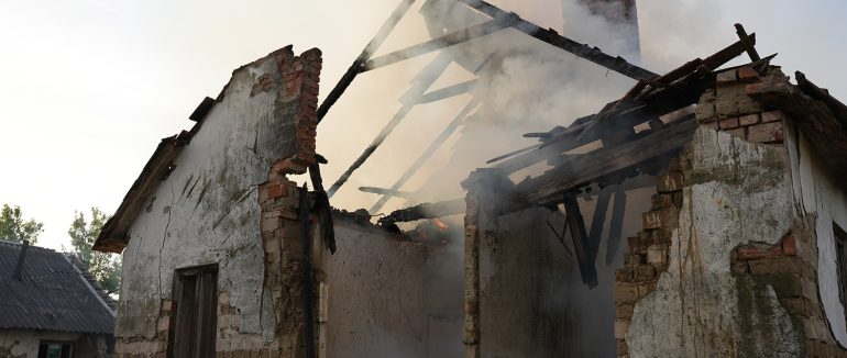 Іскра потрапила на дах і спалахнула пожежа: на Ужгородщині рятувальники ліквідували займання надвірної споруди