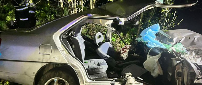 Вночі на Хустщині автівка врізалася у дерево: водія затисло у салоні