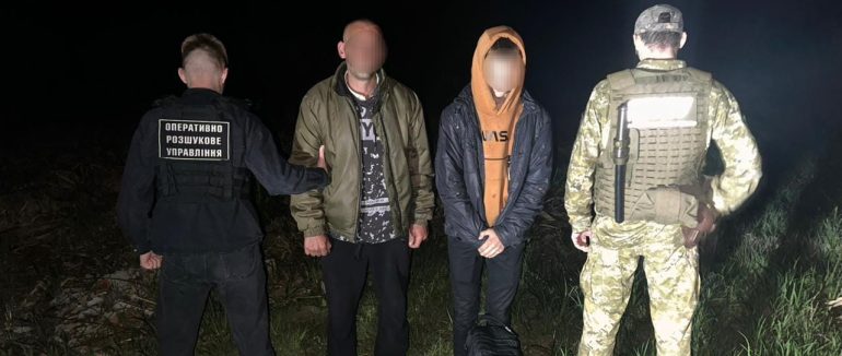 На Закарпатті у лісі затримали переправника з “клієнтом”