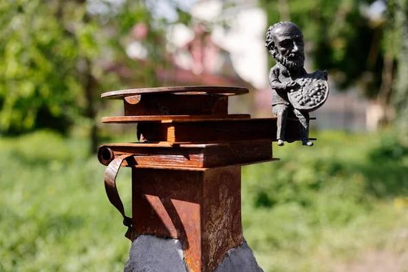 В Ужгороді встановили мініскульптурку на честь Сергія Параджанова