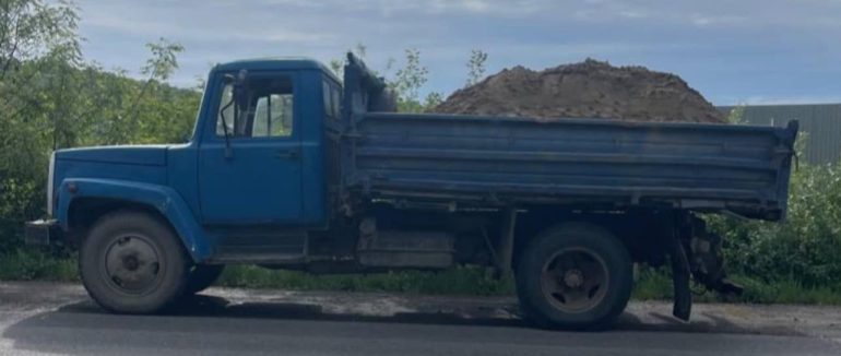 У Мукачеві виявили водія, який перевозив пісок із фальшивими документами