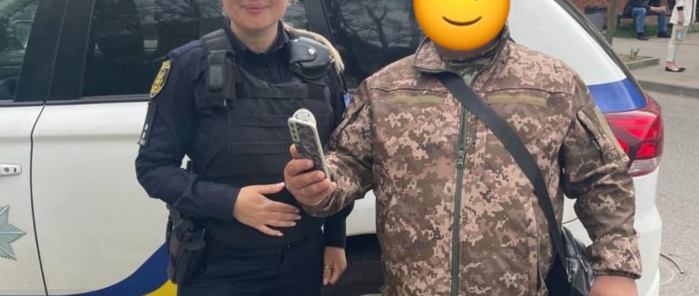 В Ужгороді патрульні допомогли чоловіку відшукати телефон, який він забув у таксі