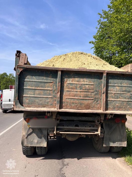 У Мукачеві виявили керманича, який перевозив пісок із підробленими документам