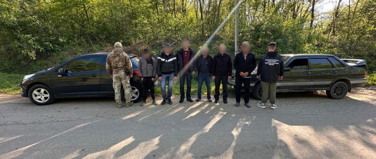 На Закарпатті прикордонники затримали на під’їзді до кордону переправника з клієнтами