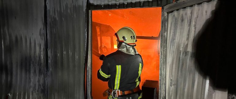 На Хустщині рятувальники ліквідували пожежу в гаражі та не допустили поширення загрози