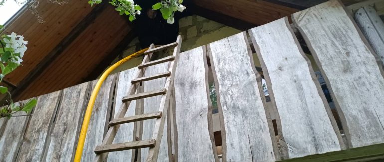 На Хустщині горів дах житлового будинку