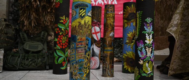 В атріумі обласної військової адміністрації відкрили благодійну виставку