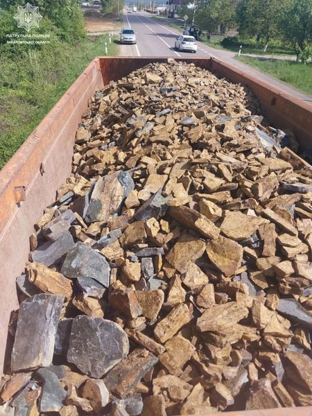 У Берегівському районі виявили водія, який перевозив андезит, із невідповідностями у документах