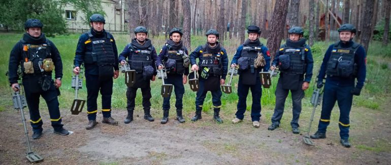 Закарпатські піротехніки крок за кроком звільняють деокуповані території Донеччини від російського металевого сміття