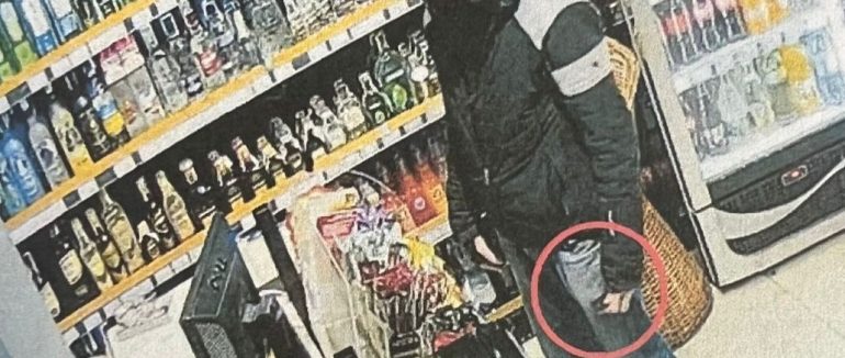 У Мукачеві затримали чоловіка, який майже рік розраховувався чужою карткою