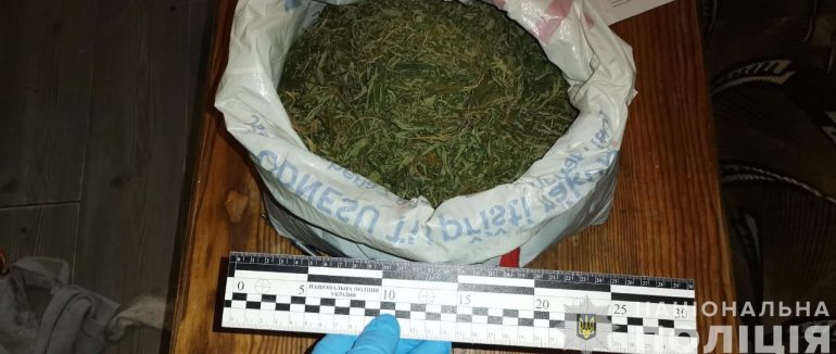На Тячівщині у місцевого жителя вилучили майже 1кг марихуани