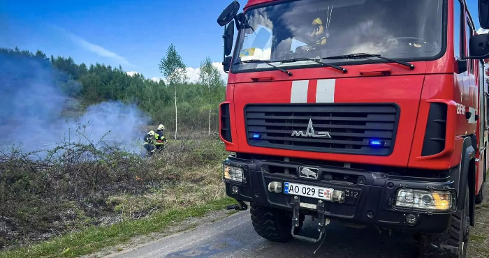 За вихідні рятувальники ліквідували сім загорань сміття на Закарпатті