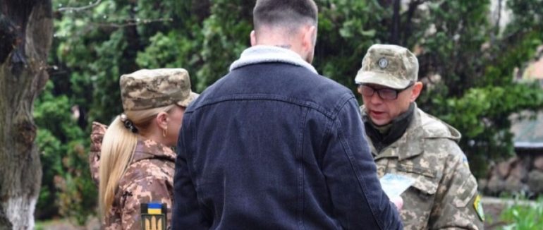 Скандал з ТЦК: в Ужгороді жінки відлупцювали військкомів