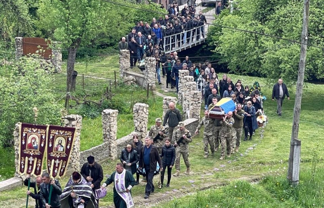 Закарпаття провело в останню дорогу полеглого Героя Юрія Карпинця