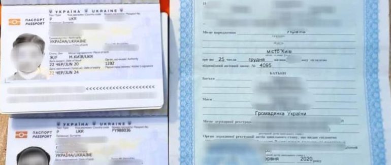 Закарпатські прикордонники викрили двох чоловіків на використанні підроблених документів
