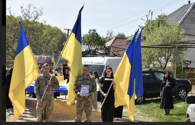 Закарпаття навколішки провело в останню дорогу Героя Михайла Матіка